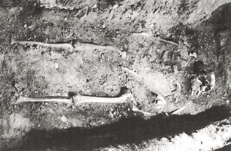 Hrob K1 ve stavu po odhalení v roce 1911. Převzato z Vlček: Nejstarší Přemyslovci, 1997. K1_Vlcek