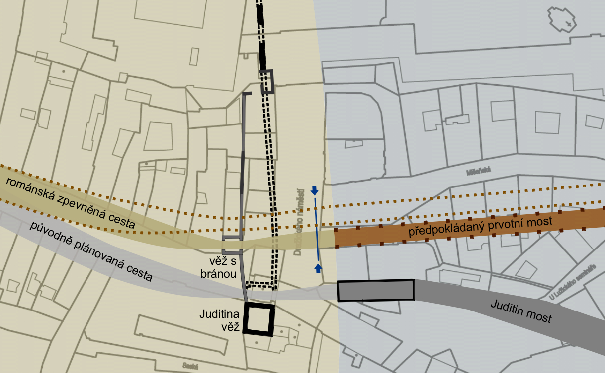 Porovnání předpokládaného projektu s výsledkem. Juditina věž a dochované části východní hradby - černě, předpokládaný pokračující průběh - černě čárkovaně. Hradba s věžní bránou vystavěná po přerušení stavby mostu - šedě, doložené části - tmavě šedě. U Juditina mostu část postavená v I. etapě - černě orámovaná. Pravděpodobný přibližný dosah povodně v roce 1118 - modře. Z plánku též vyplývá, že odsunutí provedeného úseku hradby západně od plánovaného průběhu je také dokladem promyšlené úpravy nedokončeného projektu. Vznikl tak větší celní prostor před vstupem do vlastního města a jeho dědicem je dnešní Dražického náměstí. Fortna do Biskupského dvora v zalomení hradby sloužila snadnější správě tohoto prostoru a zároveň mohla plnit účel výpadní branky proti útočníkům na bránu. Druhá možnost umístění cesty s mostem severněji - tečkovaně hnědě. Navrhl a vytvořil J. Cinert, dochovaná zdiva opevnění podle Čiháková 2009, tam i přesnější zakreslení situace kolem fortny v zalomení. MS_projekt_veze_a_hradby