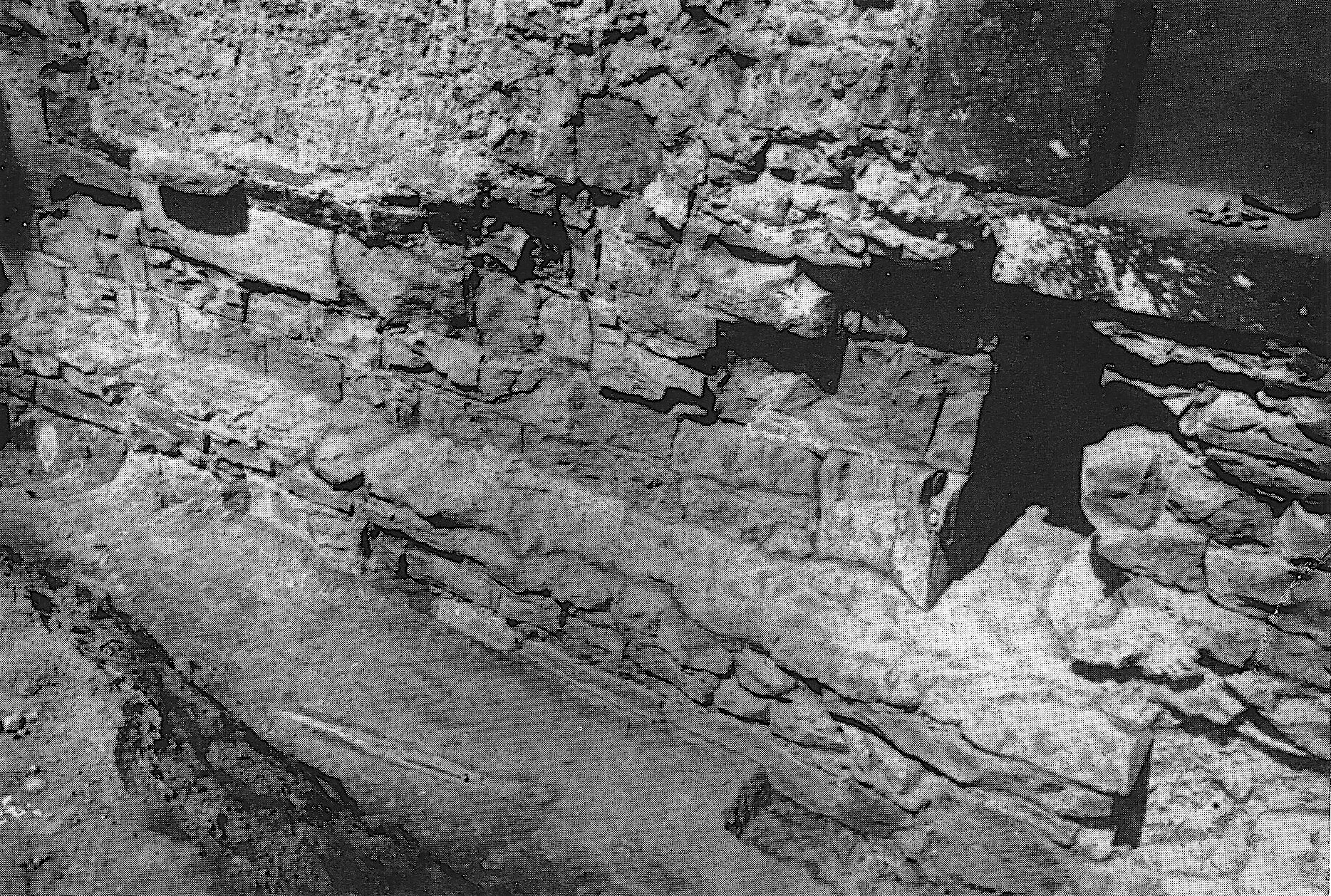 Jižní venkovní stěna kaple P. Marie, snímek z Borkovský 1075, č. 147. Dole je předstupující širší základ a nad ním částečně obnažené nadzemní zdivo oprýskané od požáru. Sken_1