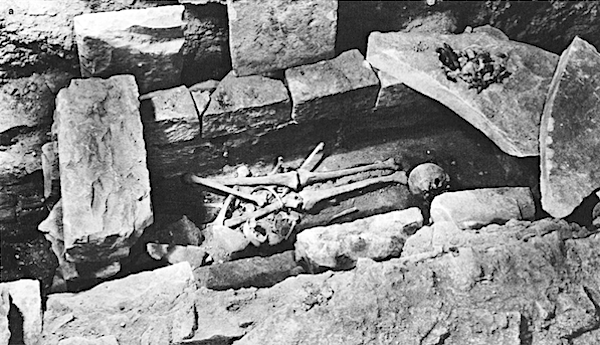 Hrobka 92 s druhotně uloženými ostatky muže a ženy. Foto č. 59 z Borkovský: Svatojiřská bazilika a klášter na Pražském hradě, 1975. hrobka_92_sv._Jiri