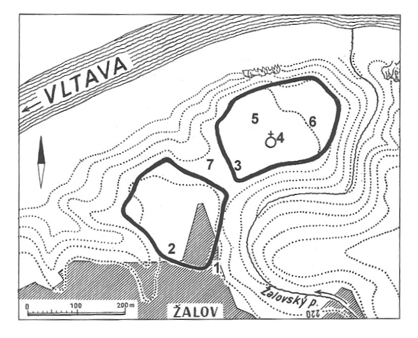 Levý Hradec - schematický plán hradiště, 1 - přístupová šíje, 2 - brána předhradí, 3 - brána vnitřního hradiště, 4 - kostel sv. Klimenta, 5 - místo domnělého dvorce, 6 - intenzivně osídlený prostor vnitřního hradiště, 7 - rokle (podle výzkumu vedeného I. Borkovským J. Sláma) Lev_Hradec_II