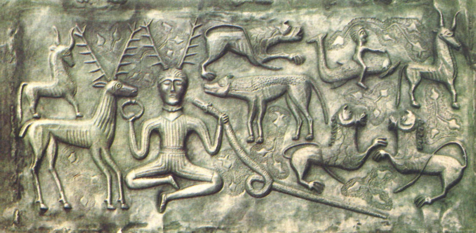 Bůh Cernunnos na stříbrném kotli z Gundestrupu, 2.–1. století př. n. l. Vyobrazení převzato z www.people.fas.harvard.edu. Cernunnos je zde jakoby obklopen zvířaty a podle toho je naivně označován za pána zvířat, lesního vládce a chtonické (podsvětní) božstvo. Ve skutečnosti vidíme velmi přesné vyjádření koloběhu času podobně, jako výše na pečetidle harappské kultury. Cernunnos-Gundestrup