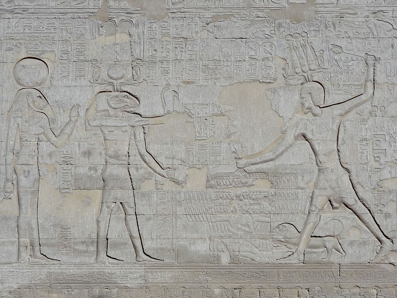 Reliéf v dochované předsíni staroegyptského chrámu z let 41-251 v dnešní Esně. Zleva vidíme bohymi Menhit, boha Chnuma, skupinu 42 zajatých nepřátel a císaře Domitiana jako egyptského boha s palcátem v ruce. Vyobrazení a popis převzaty z www.wikiwand.com/de/Tempel_von_Esna. Počet zajatců odpovídá součtu pokolení od Adama po Ježíše (3 x 14 = 42). Původně se ale jedná o počet chybějících dnů ve Venušině cyklu při výpočtu 8 x 360 dnů. Zřejmě je dělení zajatců přizpůsobeno sedmidennímu týdnu, přesněji dvojtýdnu se 14 dny. Přítomný lev dokládá stylizaci císaře do podoby slunečního boha/héroa. Domitian_sud_Esna_Tempel_Relief_03