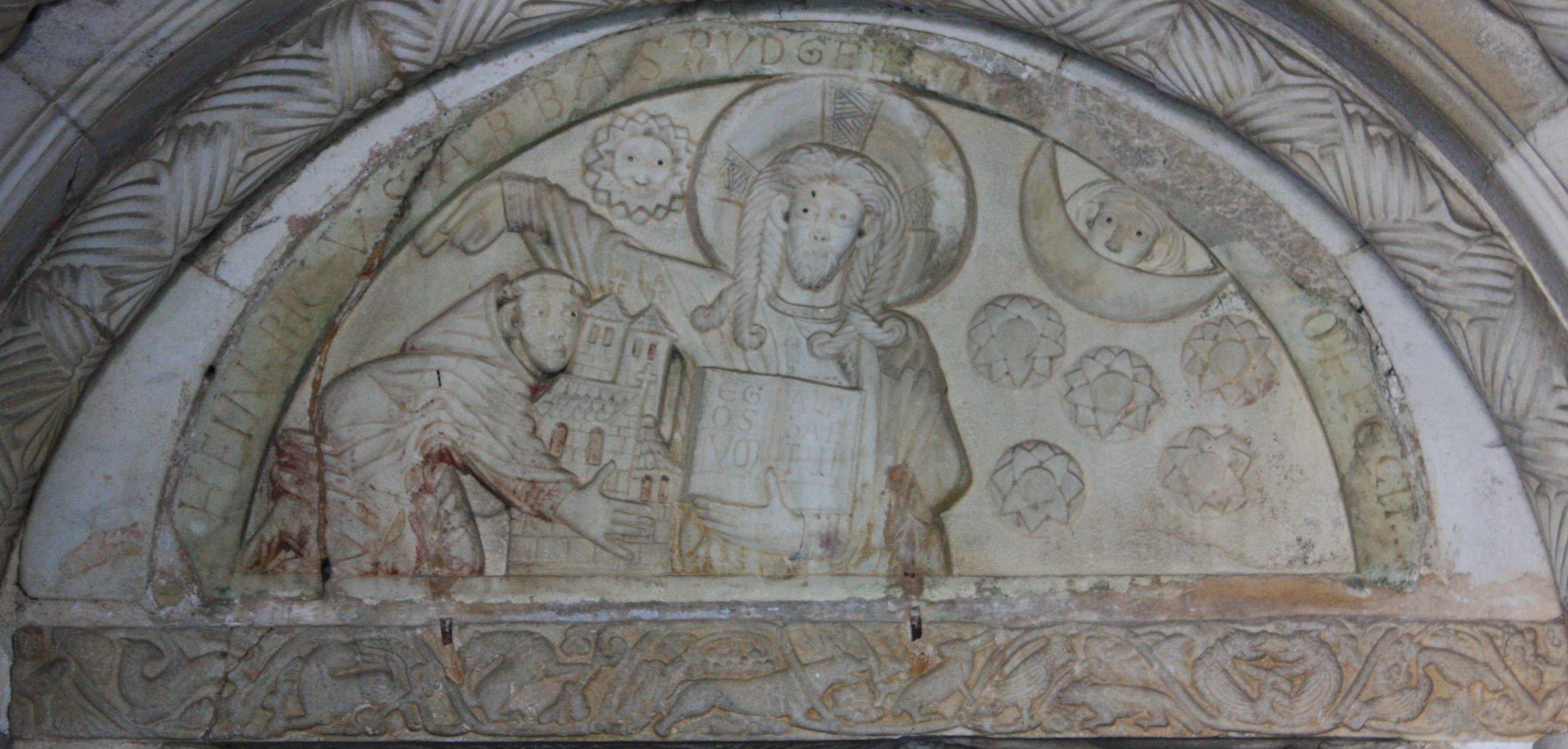 Tympanon nad vchodem do klášterního kostela v Millstattu. Převzato z Wikimedia Commons, autor: Own work. Millstatt_-_Stiftskirche_-_Tympanon