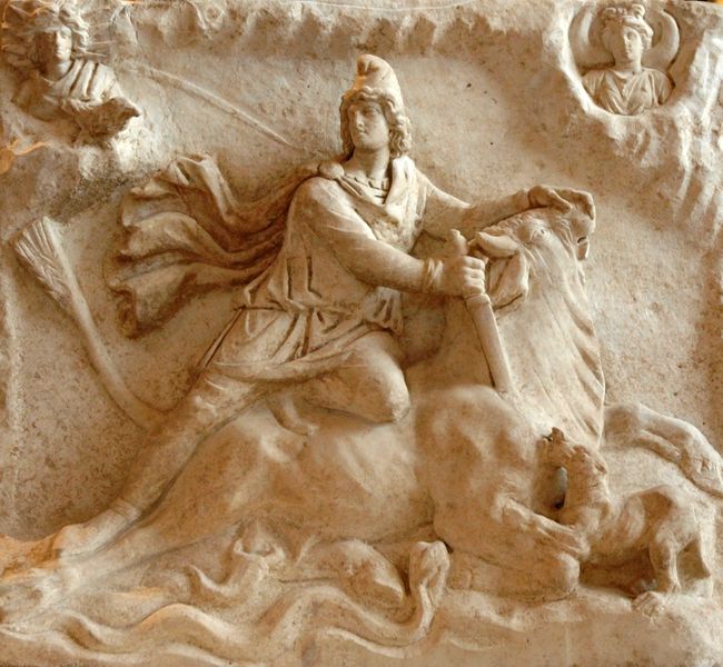 Bůh Mithra zabíjí býka. Římský reliéf z 2.-3. století n. l., uloženo v pařížském Louvre, vyobrazení převzato z http://commons.wikimedia.org. Mithras_tauroctony_Louvre_Ma3441b