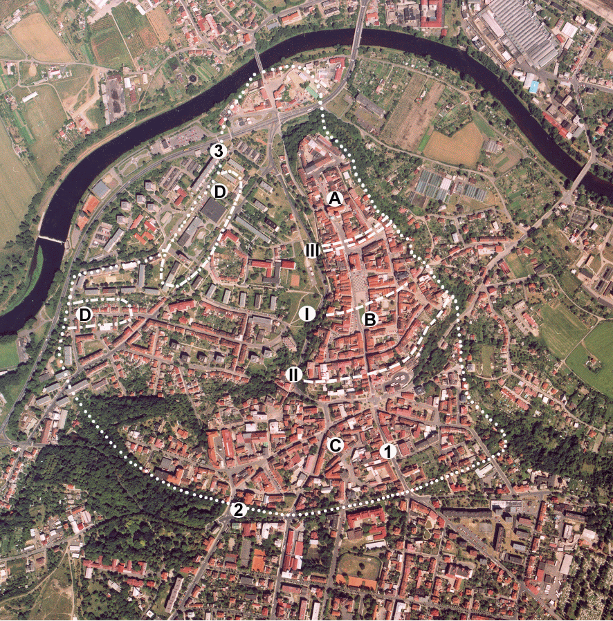 Hradiště Žatec na satelitním snímku (podle P. Čecha). Tečkovaně celá sídelní a výrobní aglomerace, A - vnitřní hradiště, B - předhradí, C - podhradí, I - nejstarší hradba a příkop jednodílného hradiště kolem roku 850, II - hradba předhradí z let kolem 935 - 937, III - hradba vnitřního hradiště zřejmě ze stejného období. Obr_32