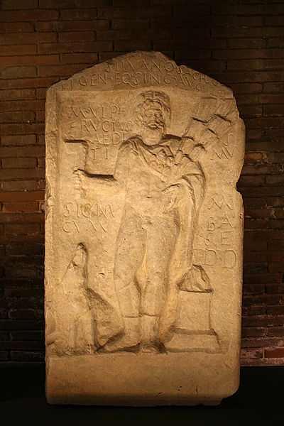 Bůh Silvano na mramorovém reliéfu z galo-římského období. Capitoline Museums, vyobrazení převzato z http://en.wikipedia.org, autor: Jean-Pol Grandmont. Bůh Silvano zde připomíná panáka nebo policistu na rozcestí, který ukazuje směr, kterým se má jet. Ukazuje doleva, kam se po jarní rovnodennosti posouvají východy Slunce. Letní zoomorfikace pes čeká na pokyn k přesunu. Na pravé straně je oltář se stylizovanou horou, vyjadřující na východním obzoru rovnodennostní bod na ose. Silvano_Capitoline_Museums