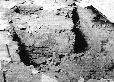 Výřez z fotografie pořízené během výzkumu v letech 1910–1911 (APH, Fond Jednota) – převzato z Castrum Pragense 10 (2009). Tentýž úsek zdiva s omítkou, pohled od východu. Vni.prst.vez