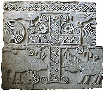 Kamenný reliéf z již zaniklého kostela v S. Corcondio, 8.–9. století n. l. Převzato z http: www.ambientepi.arti.beniculturali.it. k_S._Concordio