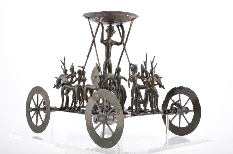 Bronzový kultovní vozík ze Strettwegu v Rakousku, hallstattské období, 7. století př. n. l. Vyobrazení převzato z www.museum-joanneum.at. kult.voz.Strettweg