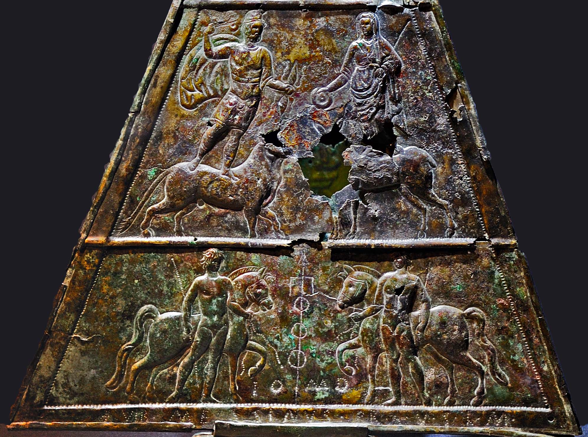 Obdobná deska uložená ve Vídeňském muzeu historie umění, vyobrazení převzato z http://ancientrome.ru. Jupiter Dolichenus zde ale má čapku podobnou Mitrově a stejně tak rozevlátý plášť. V dolní části jsou blíženci Světlo-Stín. Ve znojemské rotundě je to dvojice vedle Oráče u rádla. Bohyně Juno je zobrazena stojící na lani, zoomorfikaci zimního období lunárního času. Je vidět, že ikonografie se různě prolínaly. tor015
