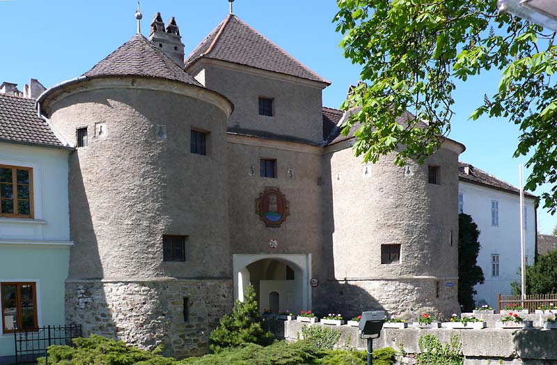 Východní brána římského tábora Augustianis v dnešním Traismauer. Dochována v hmotě zdiv, dnešní podoba po gotických úpravách. Autor: FRE-Projekt, Eva Kuttner, 2007, převzato z www.limes-oesterreich.at. traismauer_brana