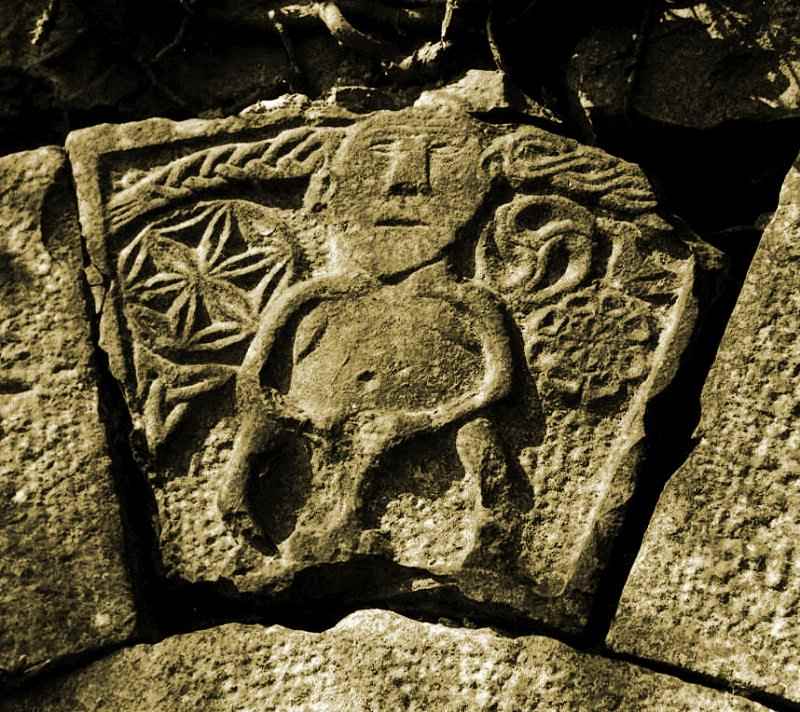 Vyobrazení Sheela-na-gig nad bránou irského hradu Ballinderry. Převzato z http://www.beyond-the-pale.org.uk. zxBallinderry